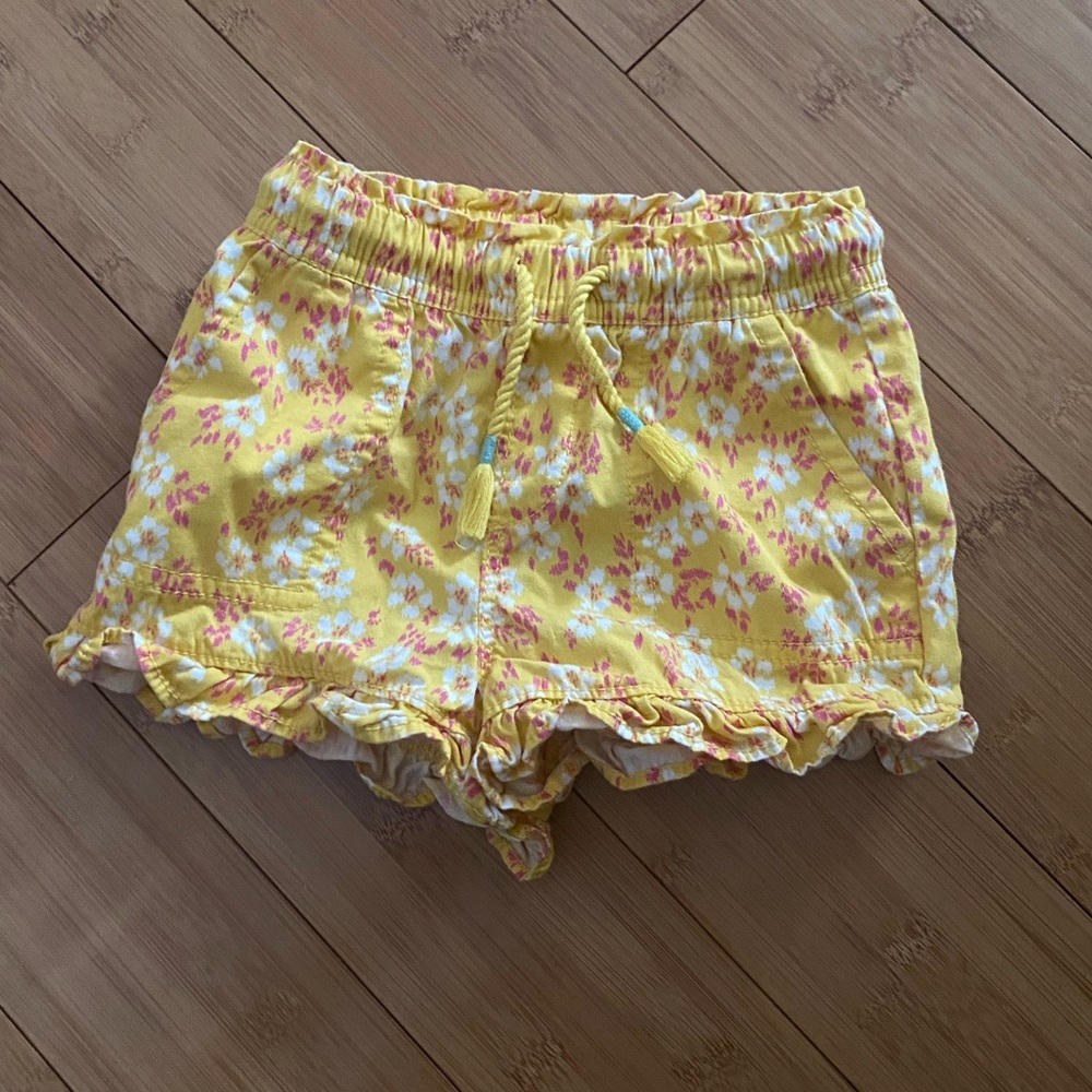 2t Gap shorts with bright pattern
